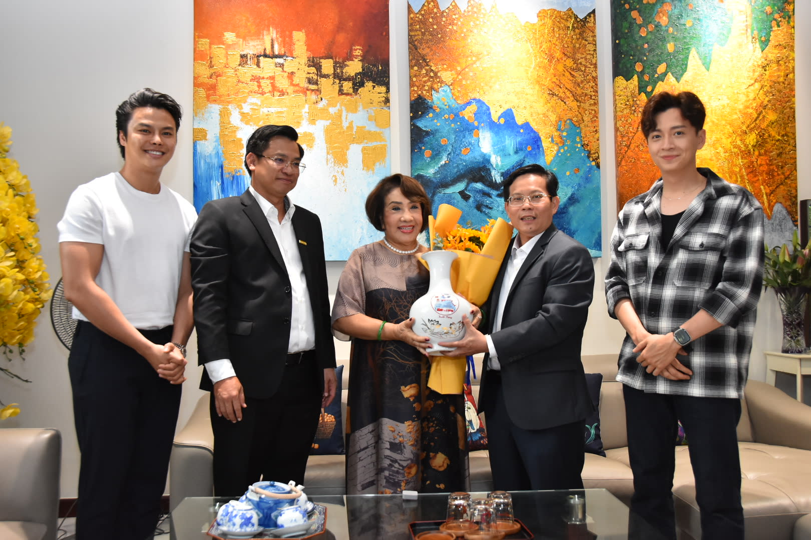 Khởi động chương trình "Mai Vàng tri ân" 2023 4 Khởi động chương trình Mai Vàng tri ân 2023 - Ảnh 3